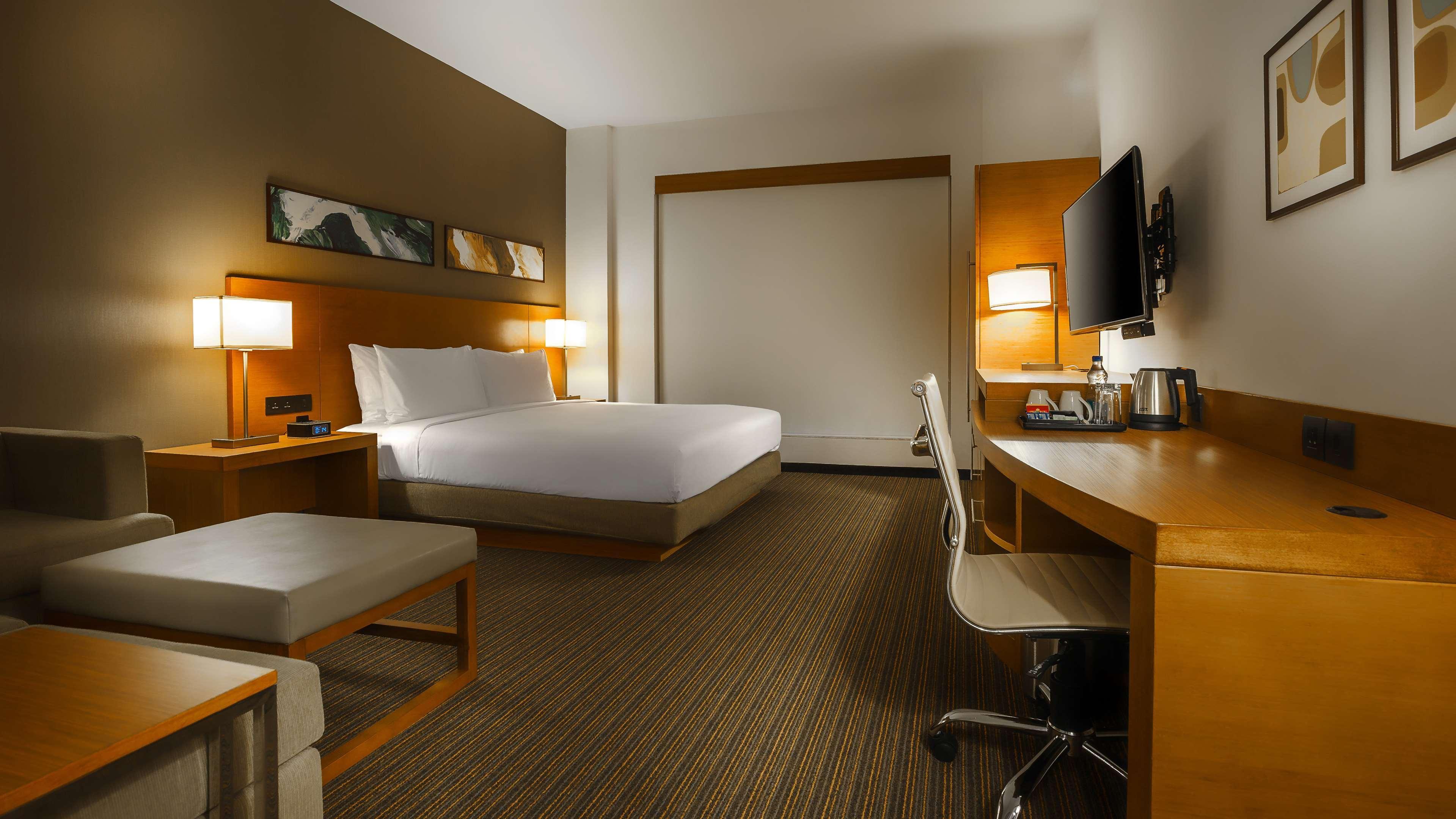 Hyatt Place Gurgaon Udyog Vihar Exterior photo A typical room at the Holiday Inn Express