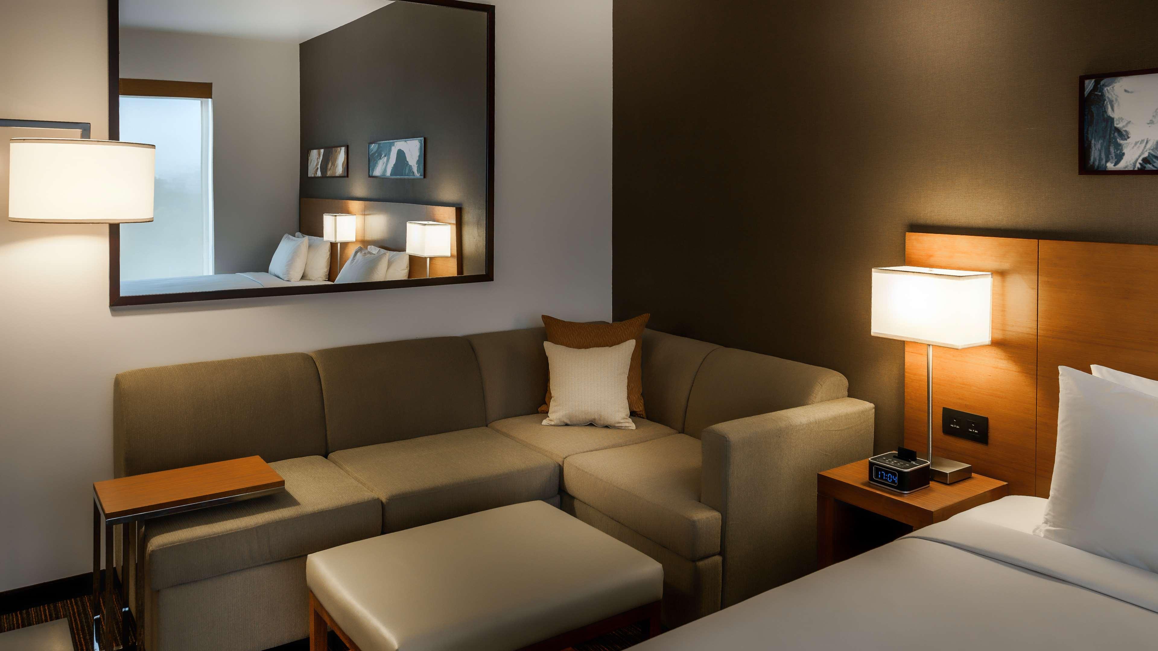 Hyatt Place Gurgaon Udyog Vihar Exterior photo A typical room at the hotel