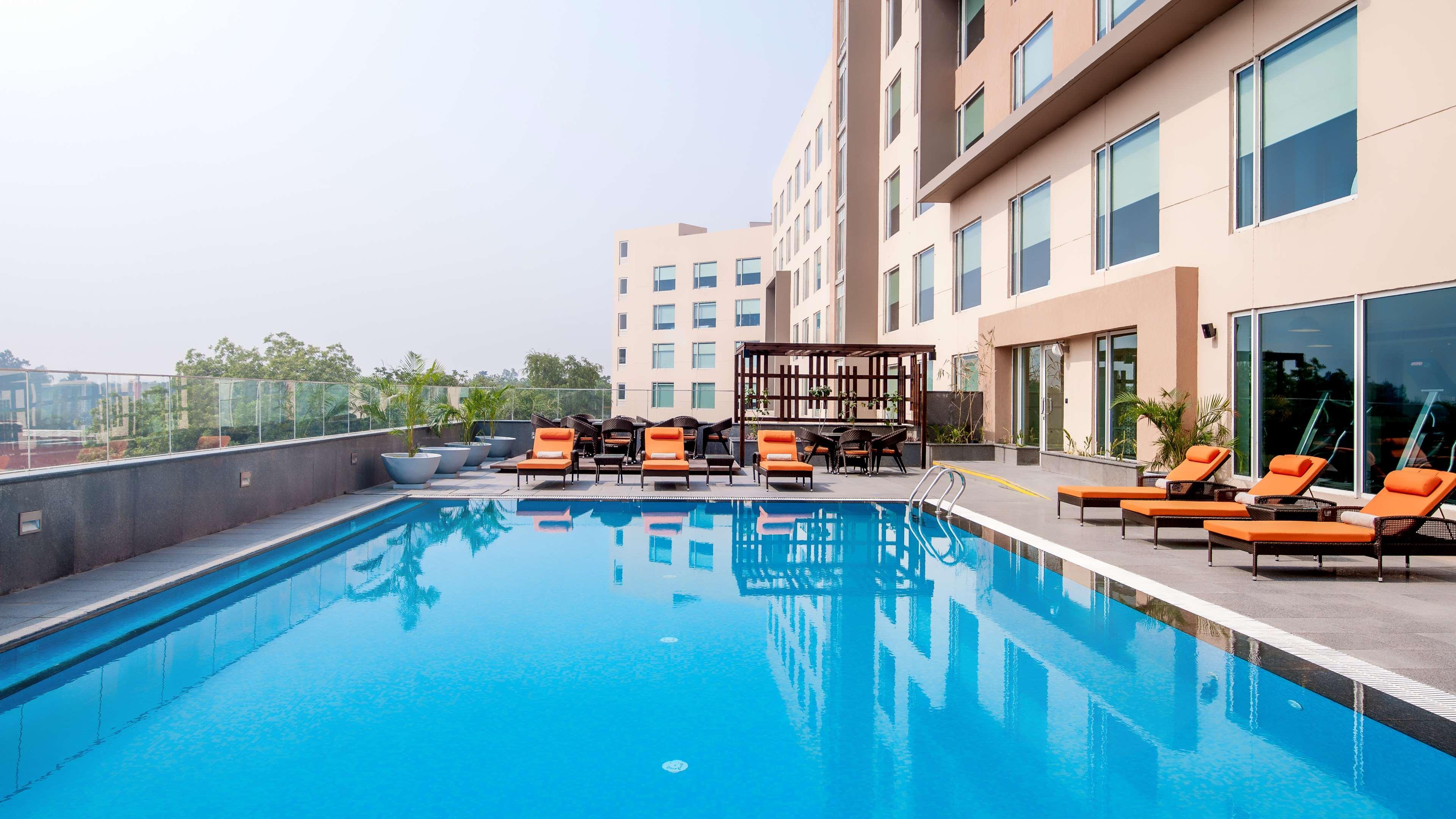 Hyatt Place Gurgaon Udyog Vihar Exterior photo Pool at the hotel