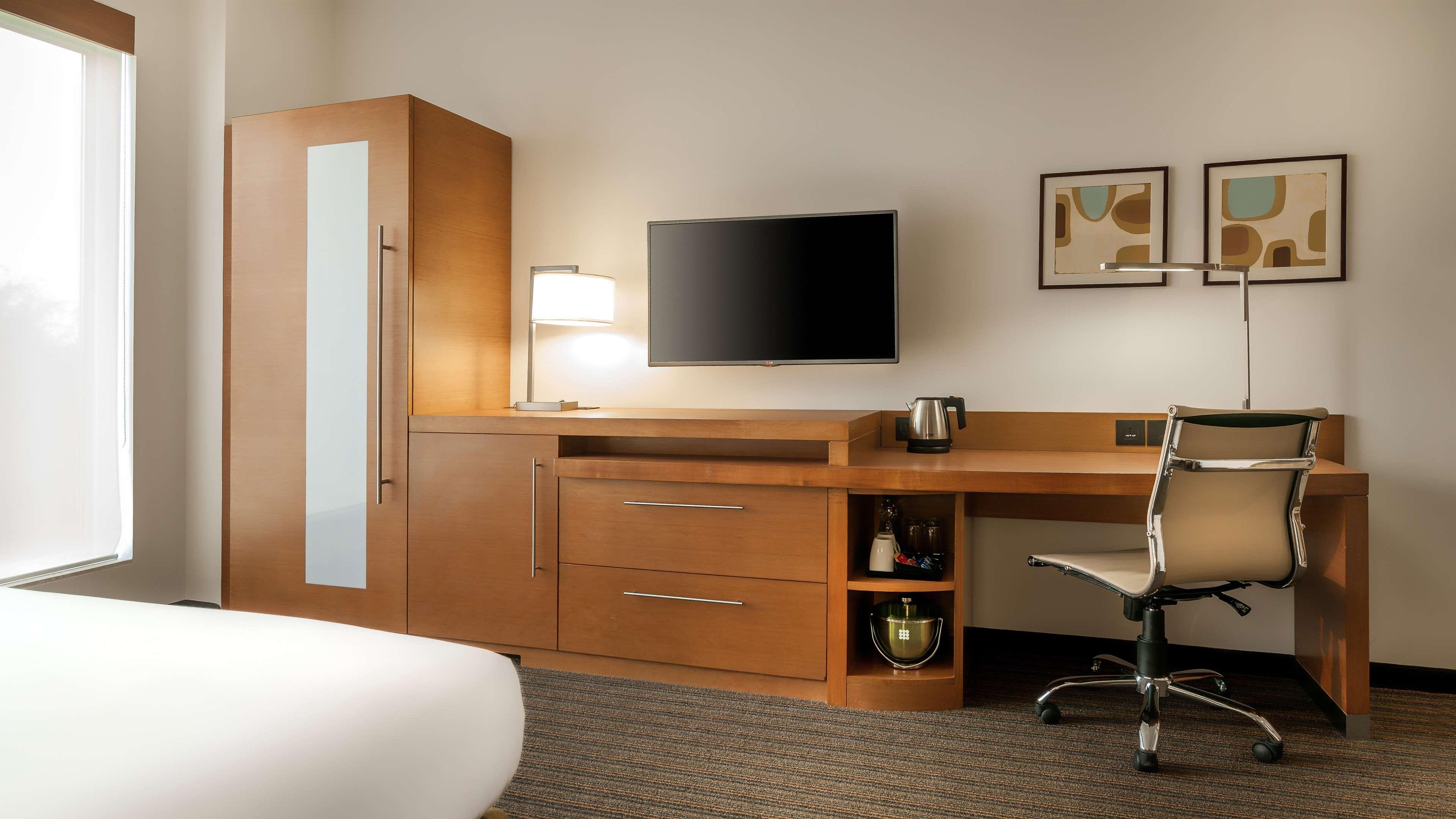 Hyatt Place Gurgaon Udyog Vihar Exterior photo A typical room at the Hilton Garden Inn
