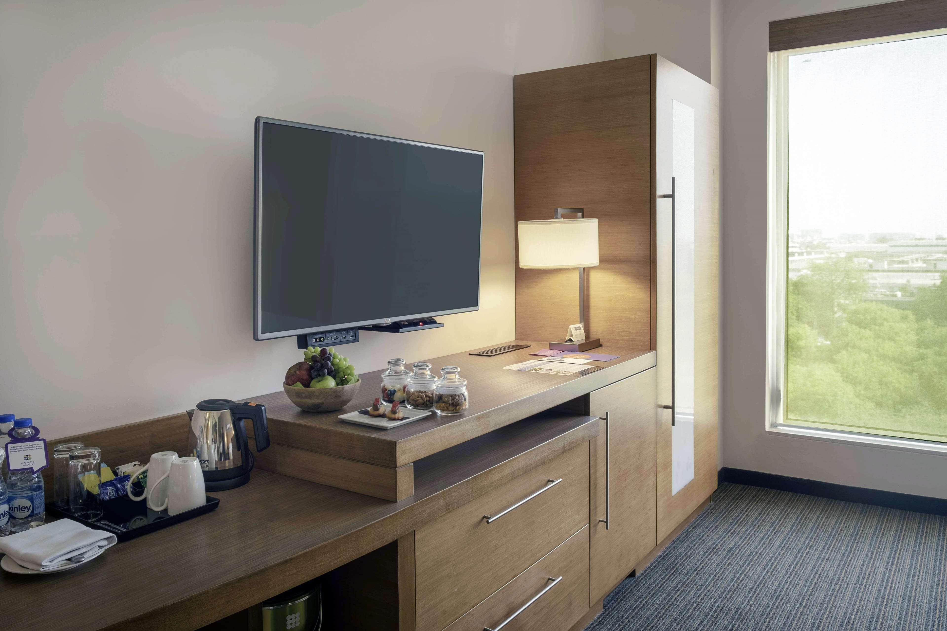 Hyatt Place Gurgaon Udyog Vihar Exterior photo A typical room at the Hilton Garden Inn