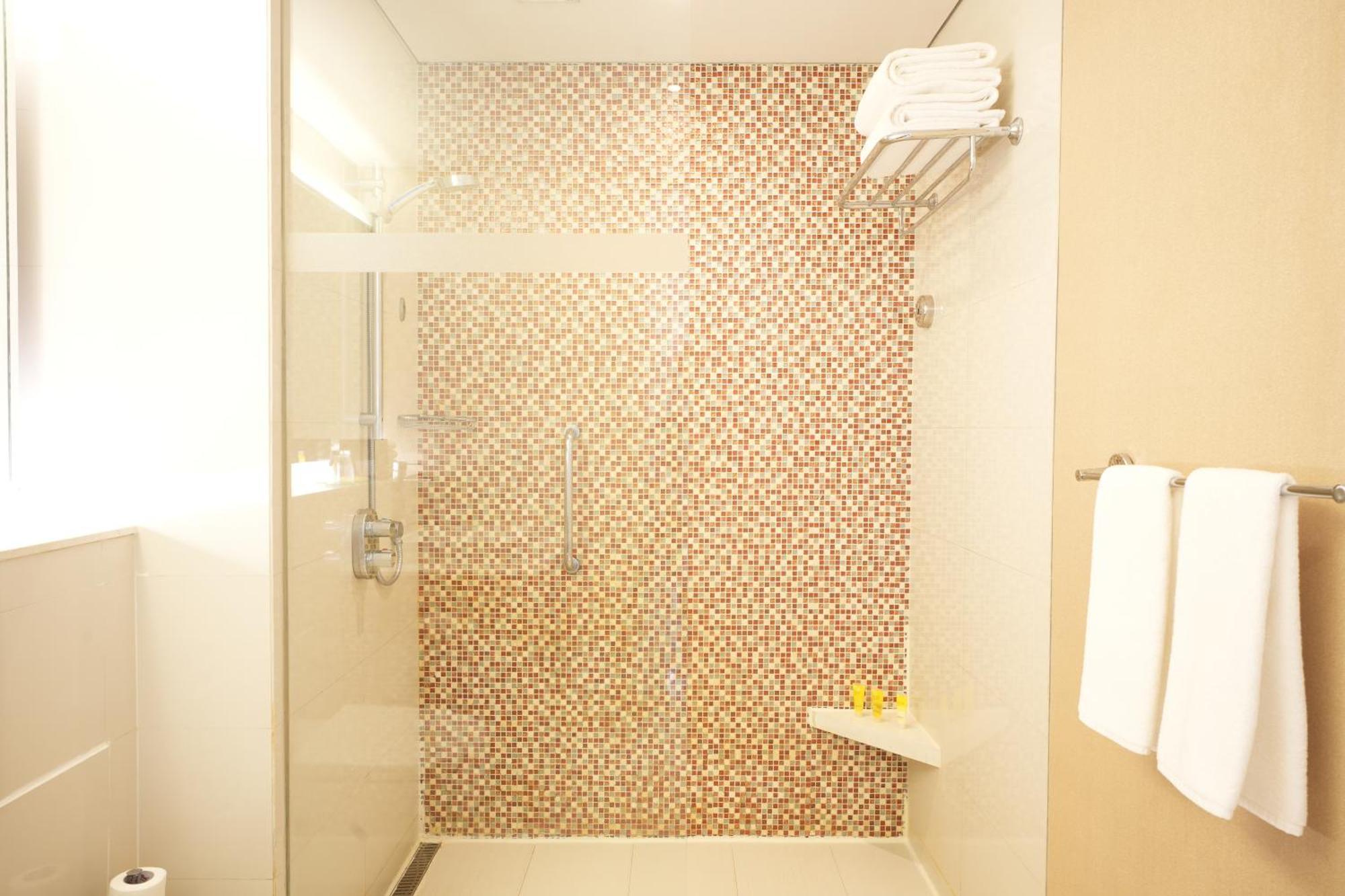 Hyatt Place Gurgaon Udyog Vihar Exterior photo A shower with a fixed shower head