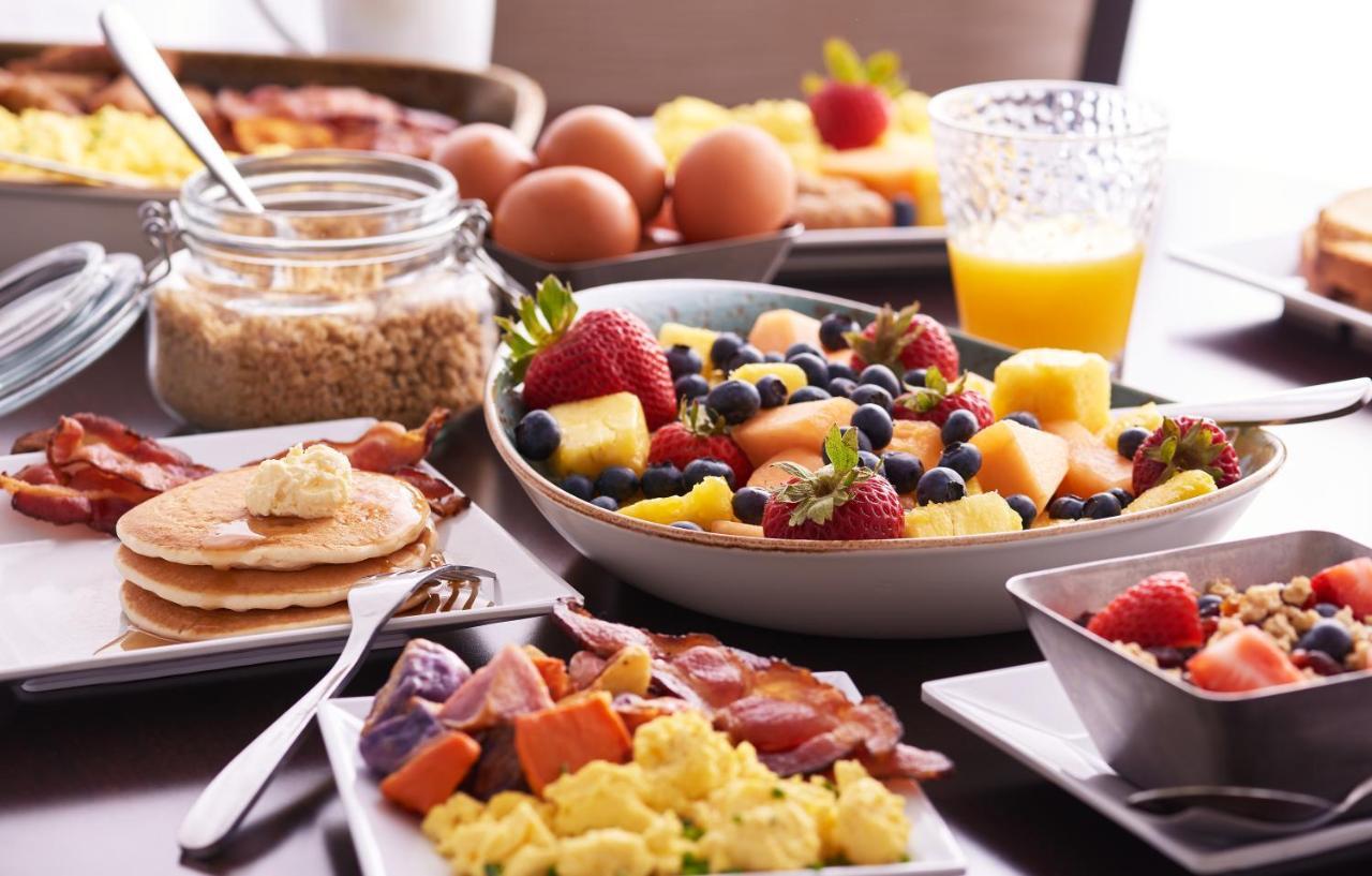 Hyatt Place Gurgaon Udyog Vihar Exterior photo A breakfast buffet